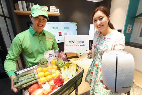 KT가 롯데슈퍼, 롯데e커머스와 기가지니를 통해 집에서 편리하게 쇼핑이 가능한 인공지능 장보기 서비스를 출시했다고 20일 전했다. 롯데슈퍼 '인공지능 장보기 서비스'는 KT의 인공지능 TV인 '기가지니'를 통해 말 한마디로 롯데슈퍼에서 판매하는 식료품, 생필품 등을 검색하고, 장바구니 담기 및 주문, 당일배송요청, 배송상태조회까지 지원하는 인공지능 쇼핑서비스다. 연합뉴스